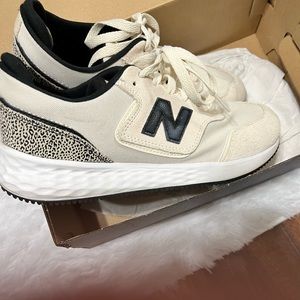 New Balance white/Black 9.5